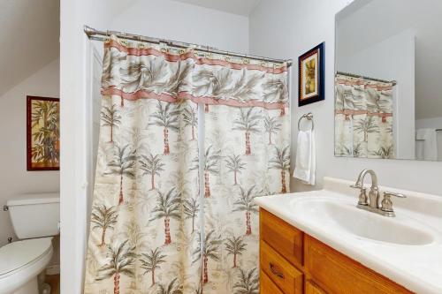 La salle de bains est pourvue d'un rideau de douche avec des palmiers. dans l'établissement Paradise on Pinnacle, à Beech Mountain