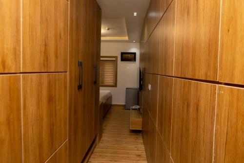 Un pat sau paturi într-o cameră la Steeze Apartment