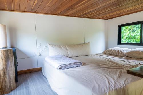a bedroom with a white bed with a window at Casa Morpho in San Luis