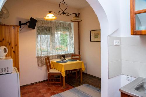 cocina con mesa amarilla y ventana en Haramia Csapszék és Fogadó, en Szombathely