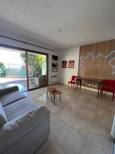 Grand studio avec terrace et parking