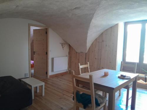 un comedor con mesa y sillas y una habitación en Gite du lézard, en Saint-Disdier-en-Dévoluy