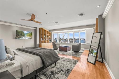 フィラデルフィアにある5 bdrm - Heated Indoor Pool - Elevatorのベッドと大きな窓のある寝室