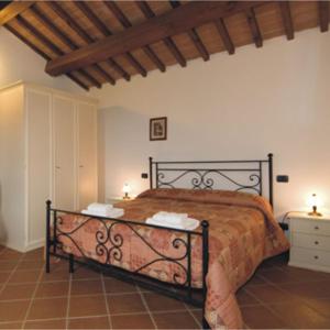a bedroom with a bed and a table with two lamps at Agriturismo Marrucola in San Miniato