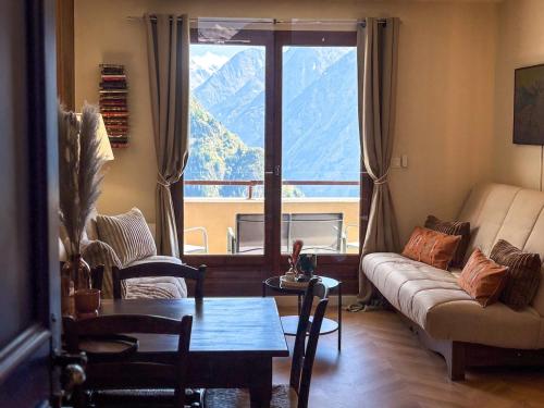 Cozy cocoon with breathtaking view and covered parking