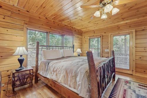 ein Schlafzimmer mit einem Bett in einer Blockhütte in der Unterkunft River Escape On The Toccoa in Blue Ridge