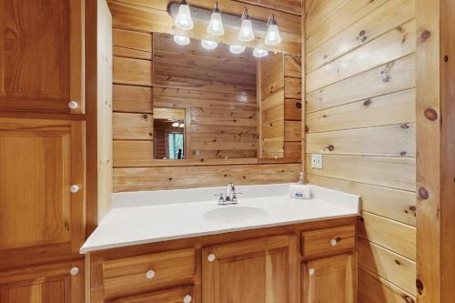 ein Badezimmer mit Waschbecken und Spiegel in der Unterkunft River Escape On The Toccoa in Blue Ridge