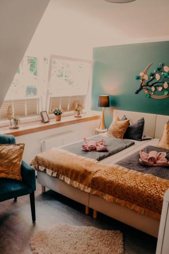 a bedroom with two beds and a window at Pension zum Fässchen in Consrade
