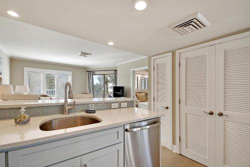 una cucina con un lavello e un bancone di PC202E: 202E Port O'Call a Isle of Palms