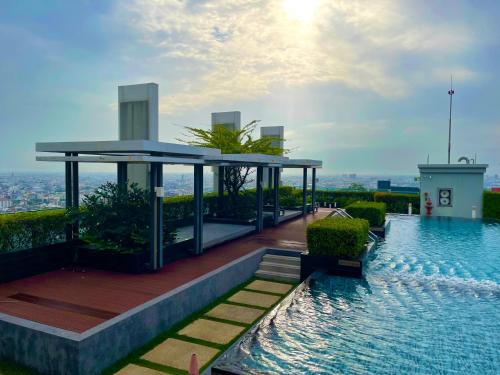 un edificio con una piscina en la parte superior de un edificio en 辉煌象神庙主路地铁旁 全配套设施高端公寓 网红打卡地, en Bangkok