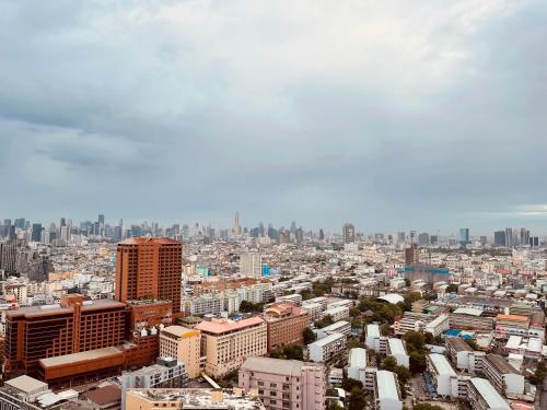 a view of a city with tall buildings at 辉煌象神庙主路地铁旁 全配套设施高端公寓 网红打卡地 in Bangkok