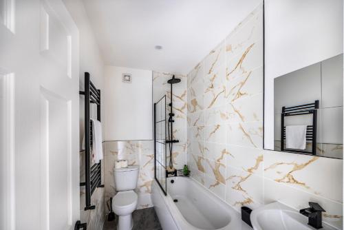 Koupelna v ubytování 3Bedroom 2 Bathroom House-Free Parking