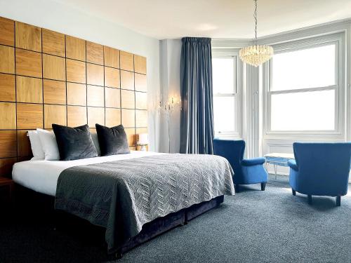フォークストンにあるThe View Hotel Folkestone, a member of Radisson Individualsのベッドルーム(大型ベッド1台、青い椅子付)
