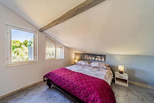 une chambre avec un grand lit et une fenêtre dans l'établissement Apartment Ivana near the beach, à Otočić Ošjak