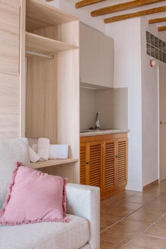 a living room with a couch and a kitchen at Esquerdo 22 by Seaward Suites in Villajoyosa