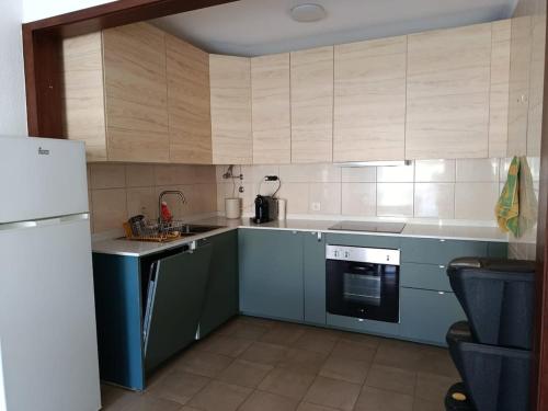 Køkken eller tekøkken på Two-bedroom apartment on Azurara beach