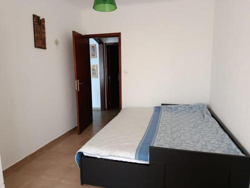 En eller flere senge i et værelse på Two-bedroom apartment on Azurara beach