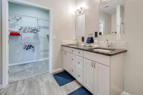 un baño con lavabo y ducha en Walk to Moses Lake! Family Home with Fenced Yard, en Moses Lake