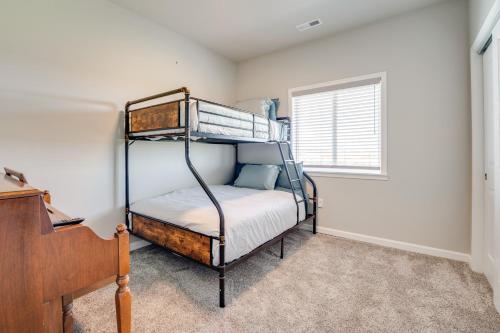 1 dormitorio con 2 literas y piano en Walk to Moses Lake! Family Home with Fenced Yard, en Moses Lake