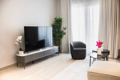 Μια τηλεόραση ή/και κέντρο ψυχαγωγίας στο Elegant 1bd High Floor Stunning View Fourmla 1