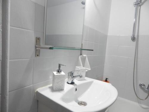 2 Bed Flat - Sleeps 4 - Pets - Parking - Wifi