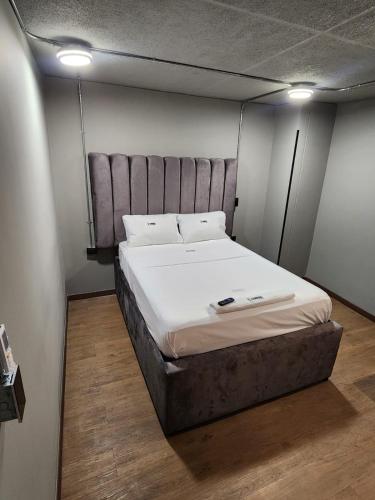a bedroom with a large bed in a room at Eureka Living in Bucaramanga