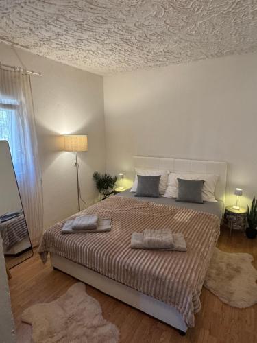 Ένα ή περισσότερα κρεβάτια σε δωμάτιο στο Perfekt für Familien oder Freunde nahe der Kirche