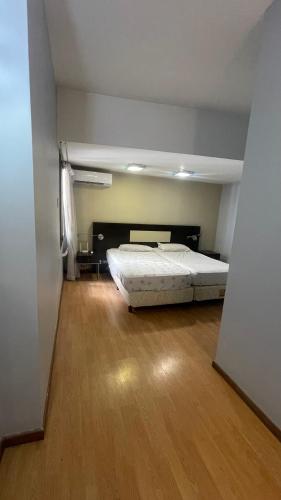 Un pat sau paturi într-o cameră la Departamento del Bono Suites