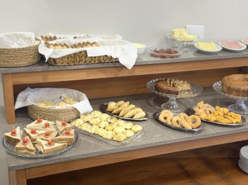 SiderópolisRio Jordao Hotel的自助餐,包括各种甜点和馅饼