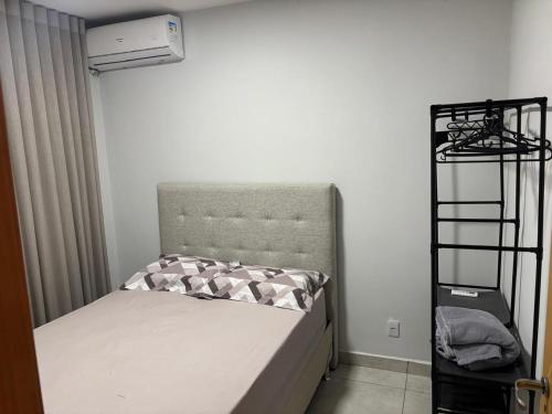 a small bedroom with a bed and a black bunk bed gmaxwell gmaxwell gmaxwell at Apartamento próximo ao Porto Cuiabá e orla VG in Várzea Grande