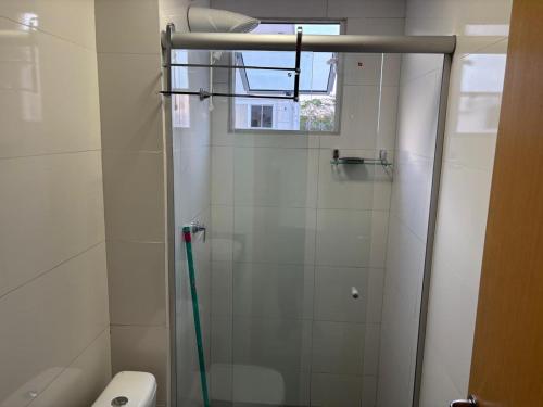 a shower with a glass door in a bathroom at Apartamento próximo ao Porto Cuiabá e orla VG in Várzea Grande