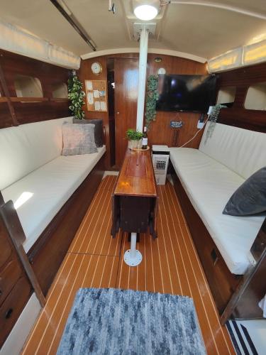 Un barco con dos camas y una mesa. en Abombordo, en Lisboa