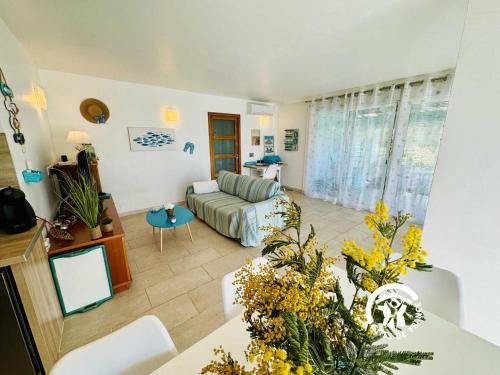 a living room with a couch and a table at Le gite turquoise in Narbonne-Plage