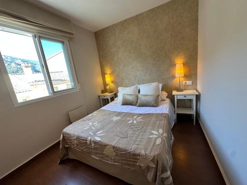 een kleine slaapkamer met een bed en twee ramen bij Nevada Suites Guejar in Güéjar-Sierra