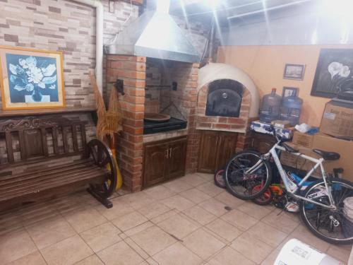 Una cocina con horno de ladrillo y una bicicleta en una habitación. en Casa De la Cruz, en Quito