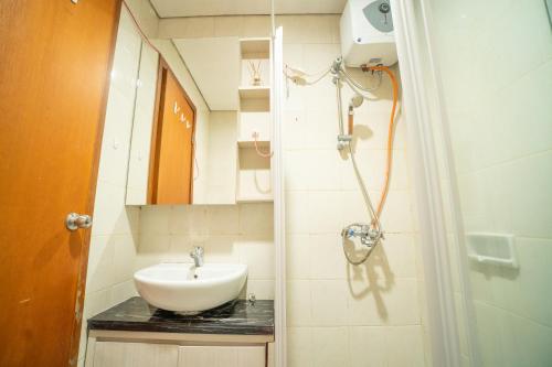 ein Badezimmer mit Waschbecken und Dusche in der Unterkunft 1BR Near GI Mall Thamrin, SCBD in Jakarta