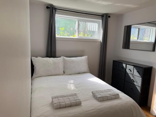 a bedroom with a bed with two towels on it at Chambre à louer proche de Montréal in Sainte-Catherine