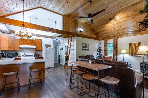 Galeriebild der Unterkunft Hearth and Horn Cabin on tranquil Beech mtn in Beech Mountain