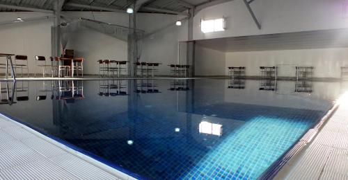 Bazén v ubytování Charma Luxury Hotel by Puriffs nebo v jeho okolí