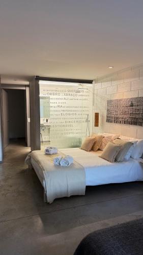 a large bed with two towels on top of it at Eido do Luou - Casa de férias com piscina in Santa Cruz do Lima