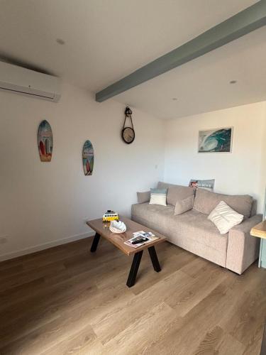 ein Wohnzimmer mit Sofa und Couchtisch in der Unterkunft DACSE-VILLAGE - Gite 02 in Dax