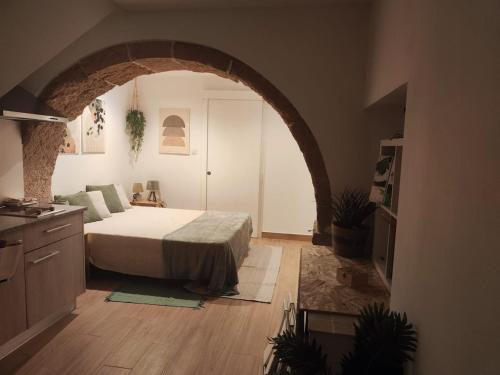 una camera con letto in una stanza con arco di Templar Arch Retreat a Tomar