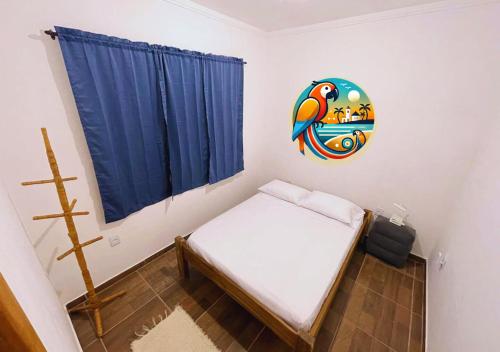 ein kleines Zimmer mit einem kleinen Bett und einem Fenster in der Unterkunft Casas Araras de Corumbau, Piscina, a 5 Min da Praia in Corumbau