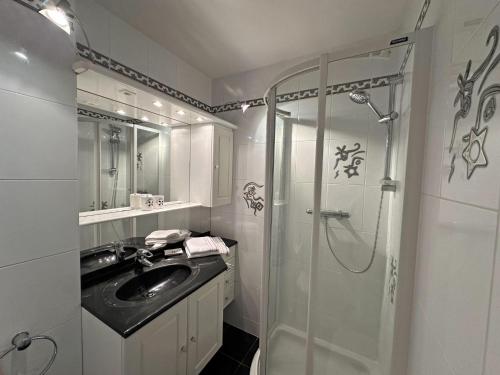 un bagno con lavandino e doccia di Arlore a Grimaud