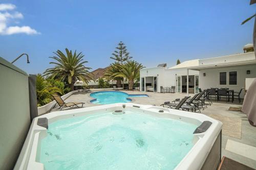 Dazzling Playa Blanca Villa 4 Bedrooms Villa Nagini Sun Terrace Hot Tub