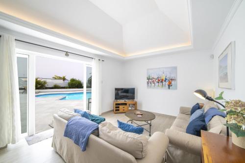 Dazzling Playa Blanca Villa 4 Bedrooms Villa Nagini Sun Terrace Hot Tub