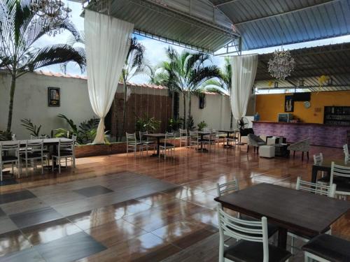 Hotel San Antonio tesisinde bir restoran veya yemek mekanı