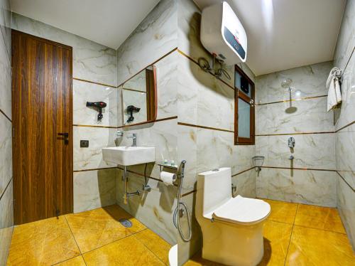 un baño con inodoro y lavabo en Airport Hotel Dream World - Offering Free Airport Drop, en Nueva Delhi
