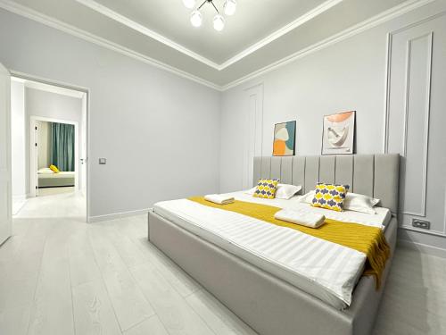 Ένα ή περισσότερα κρεβάτια σε δωμάτιο στο Просторная 3-комнатная квартира, для компании или семьи 6 спальных мест