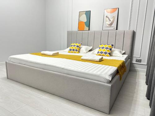 Ένα ή περισσότερα κρεβάτια σε δωμάτιο στο Просторная 3-комнатная квартира, для компании или семьи 6 спальных мест